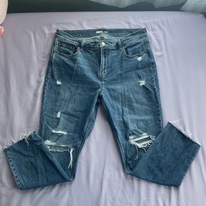 Mid-rise jeans with rips, short bottoms